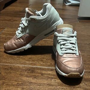 Nike Women's Air Max 1 Ultra SE- size 7